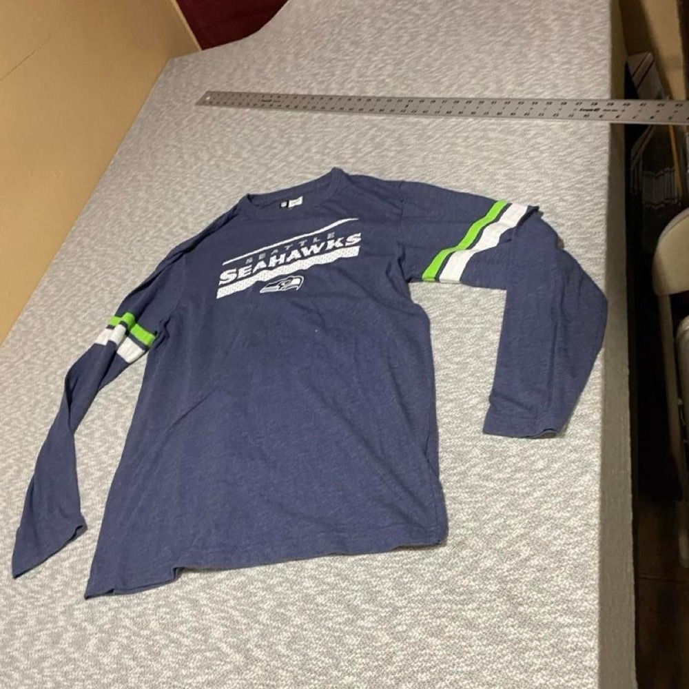 NFL Seattle Seahawks long sleeve shirt with white and green size L. SKU-B458